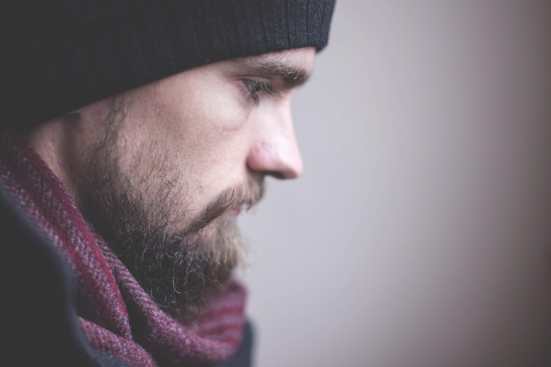 Homme adulte dans une situation du quotidien